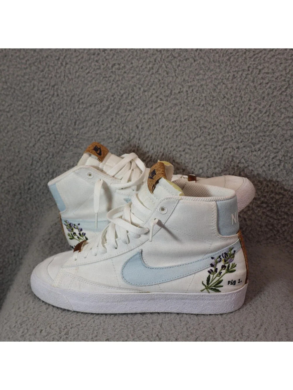 Nike Women sz 8 Blazer Mid 77 SE Light Blue DC9265-100